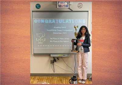  anushka with her award